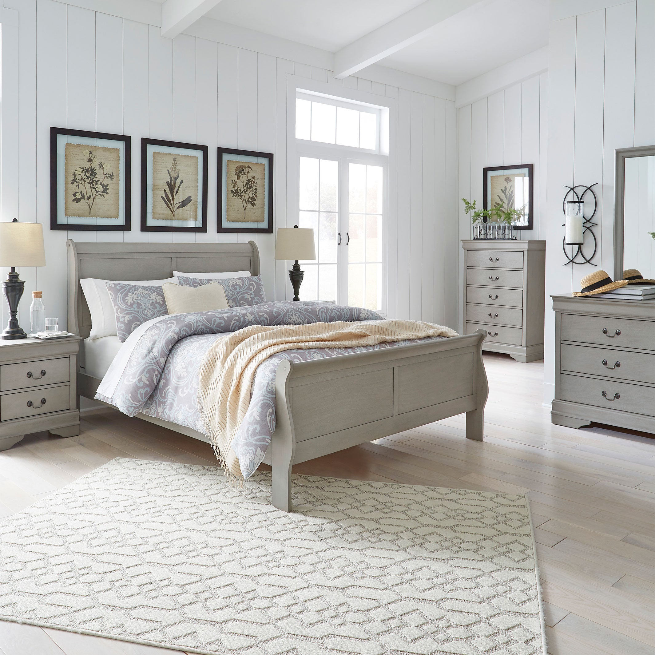 Kordasky Queen Sleigh Bed