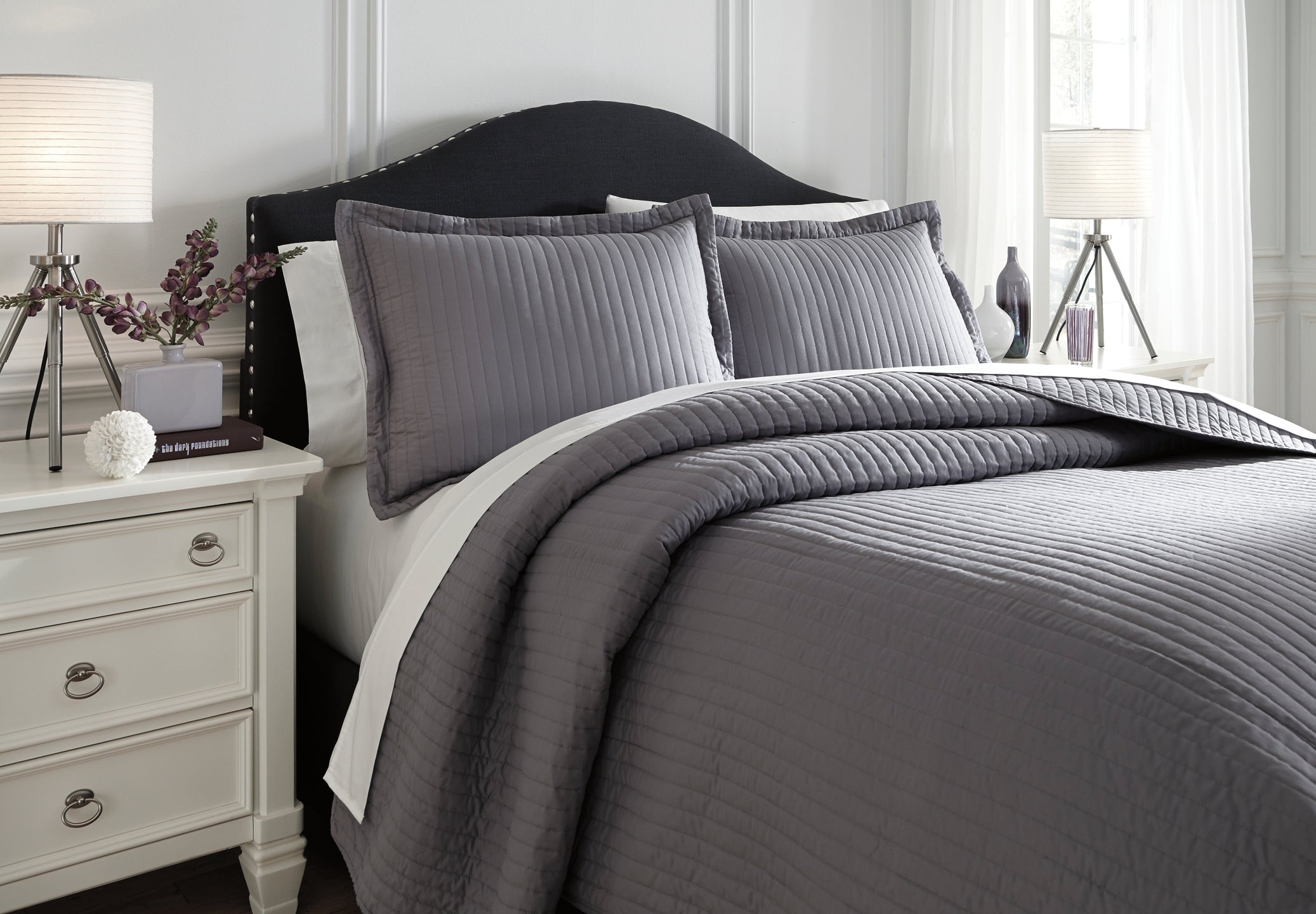 Raleda Queen Coverlet Set