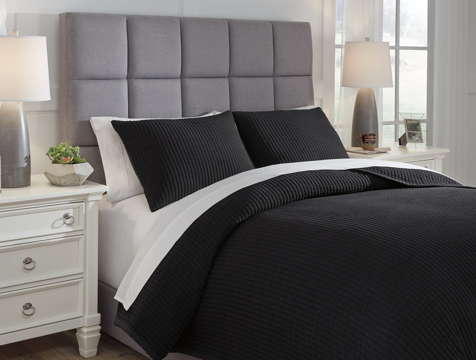 Thornam Queen Coverlet Set