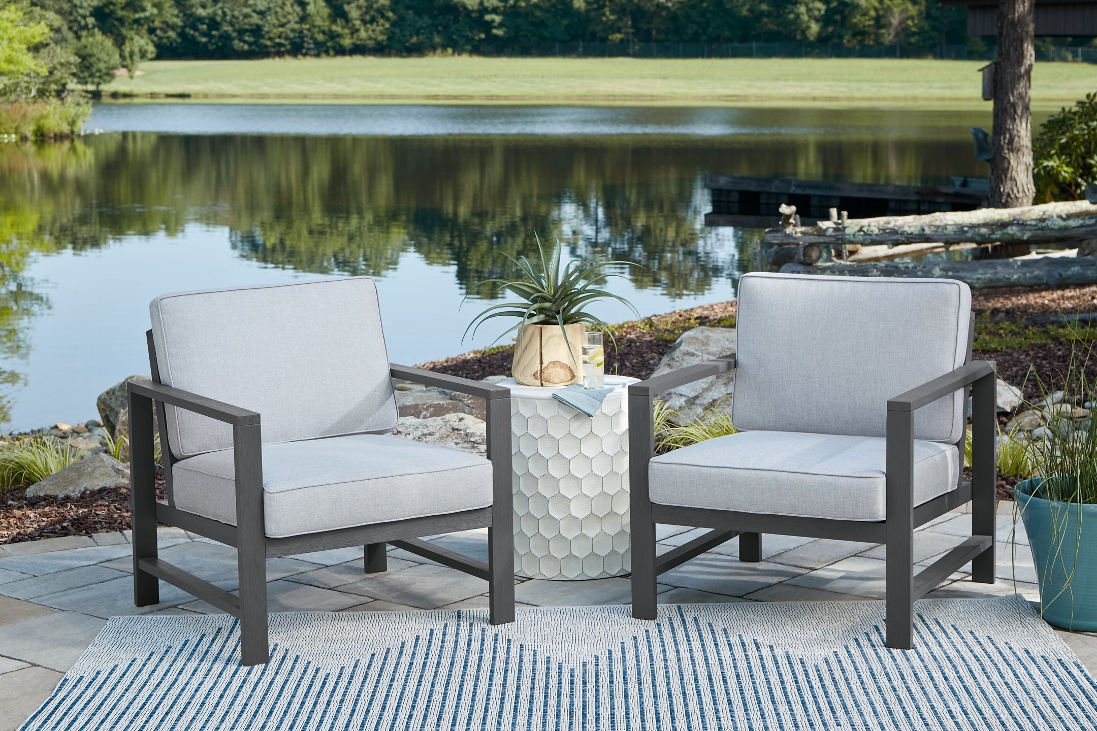 Fynnegan Lounge Chair w/Cushion (2/CN)