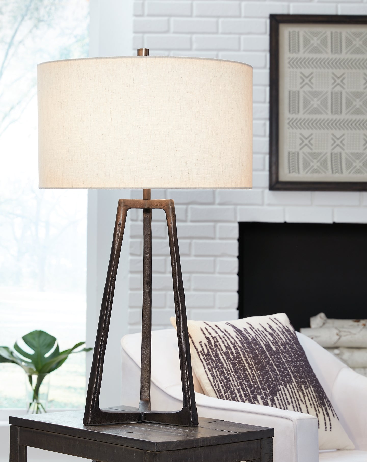 Wynlett Metal Table Lamp